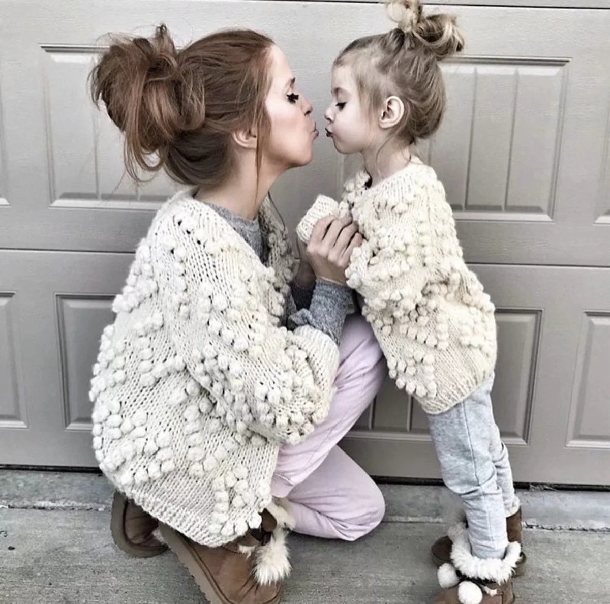 Стильное вязаное платье для девочки