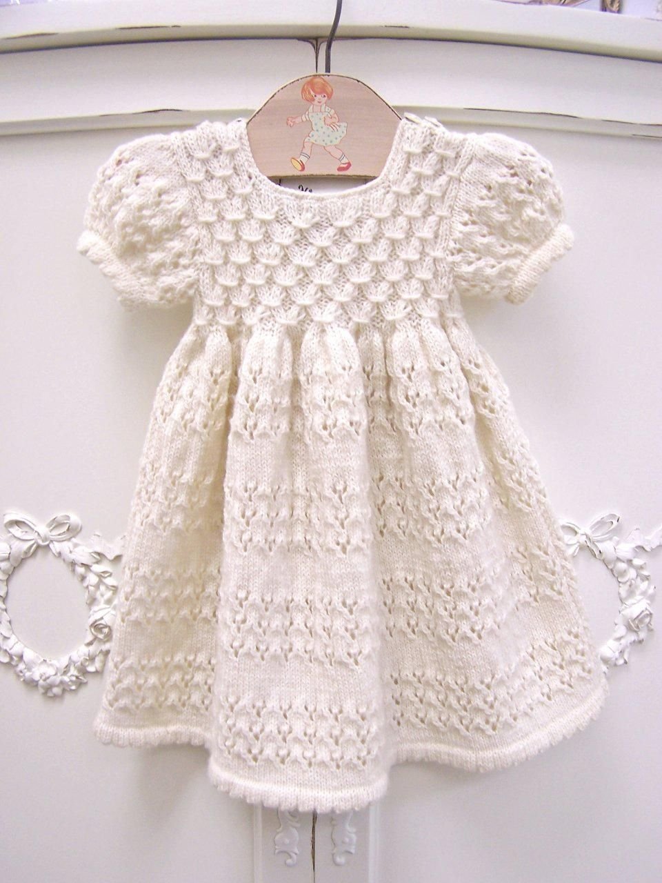 Мама и дочка с платьем