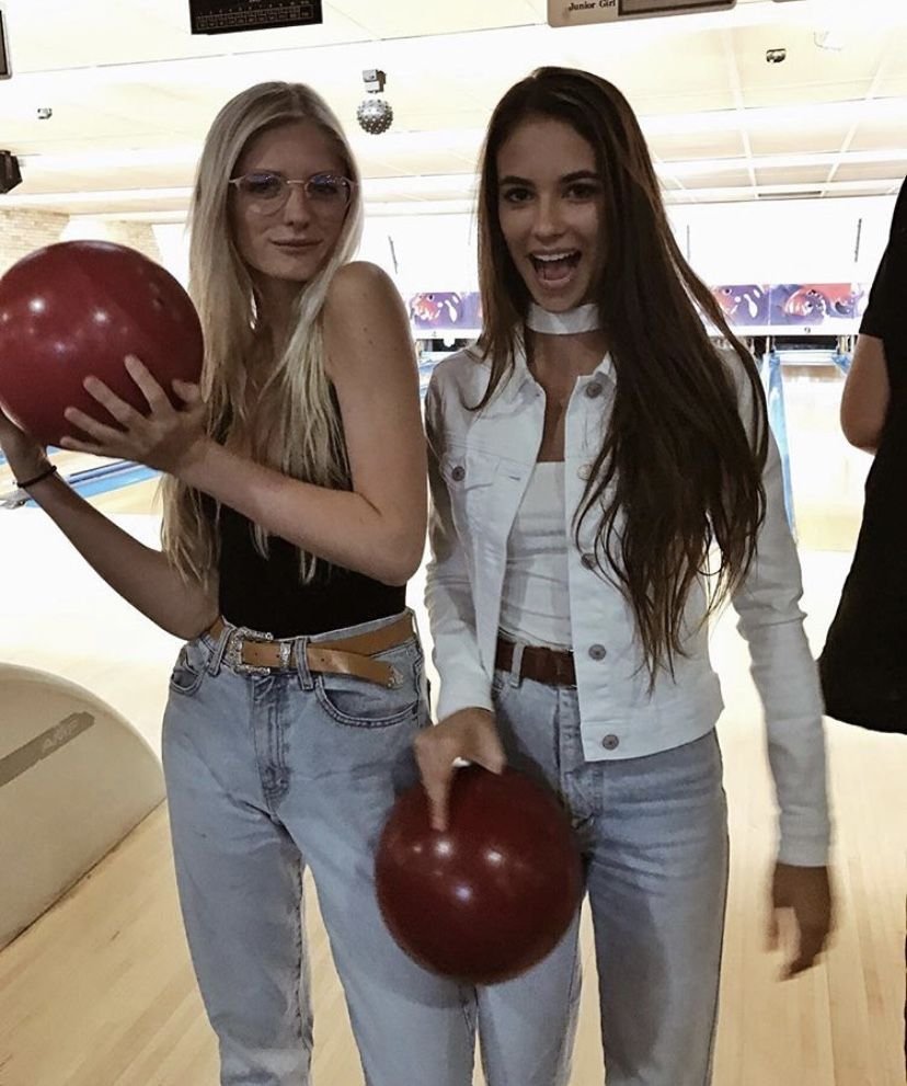 Красивые девушки в боулинге
