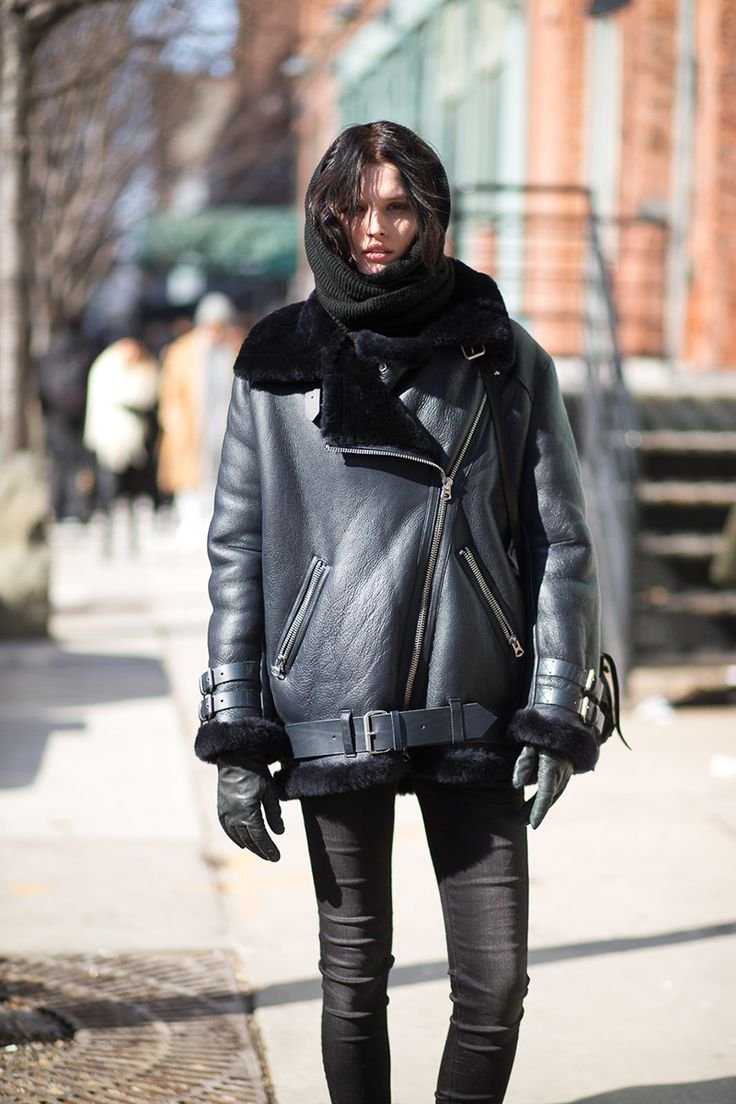 Дубленка с высокими сапогами