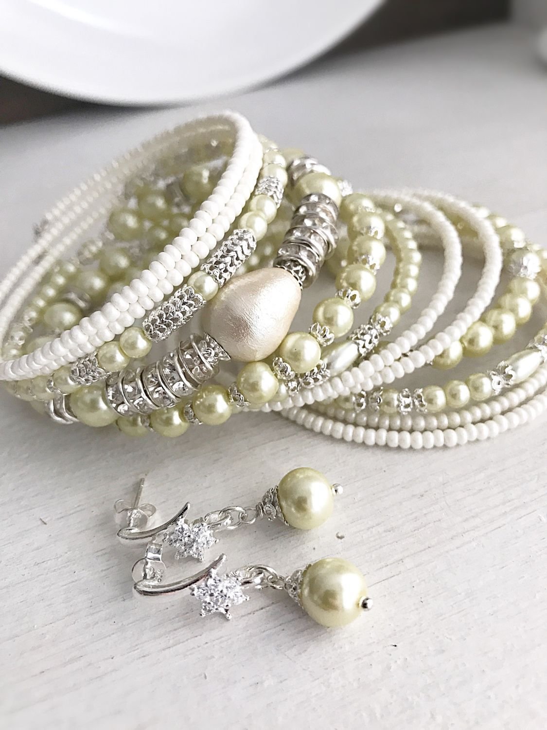 Браслет с жемчужинами и бисером