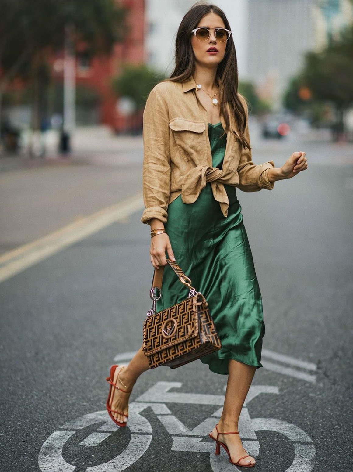 Стрит стайл в зеленом костюме