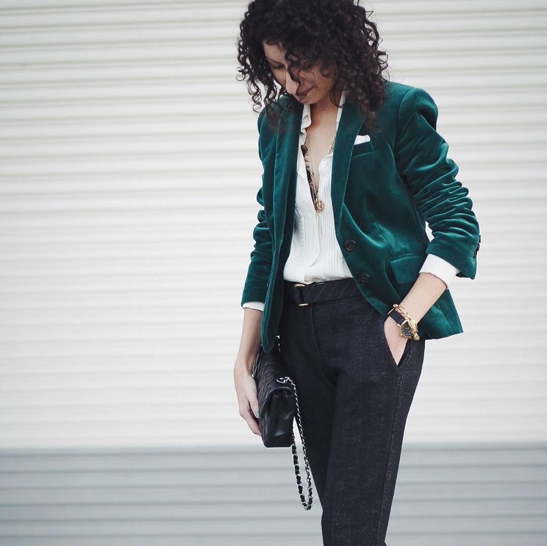 Зеленый пиджак и черные брюки женские