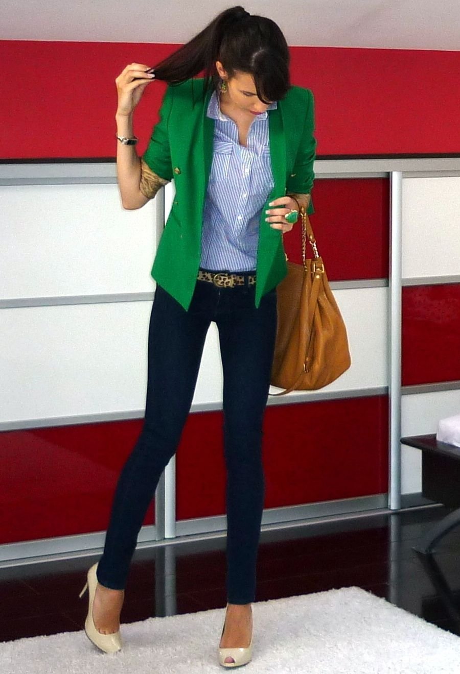 Девушка в зеленом пиджаке