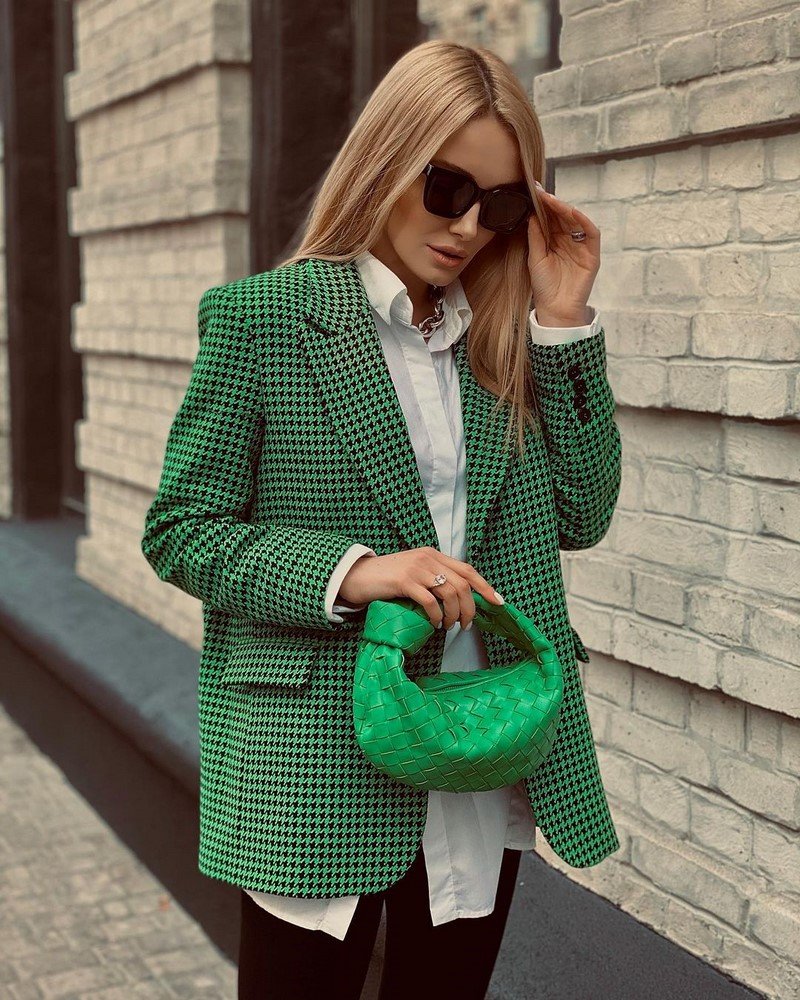 Зеленый пиджак с джинсами