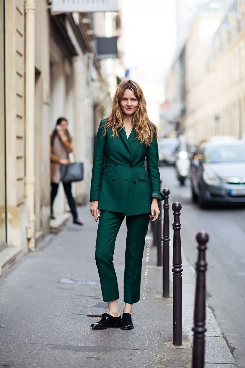 Лук с зеленым пиджаком