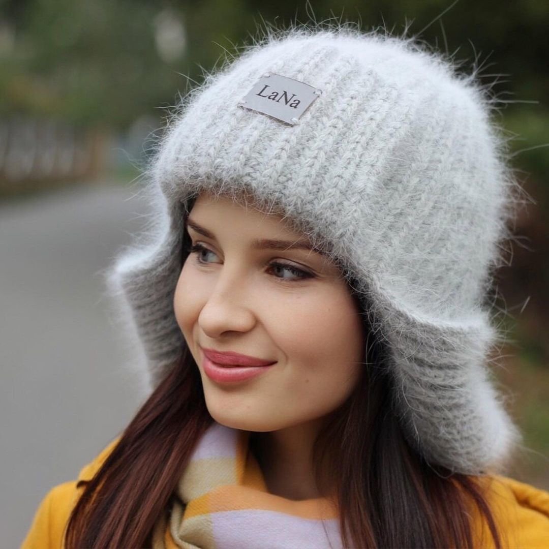 Девушка зимой со спины