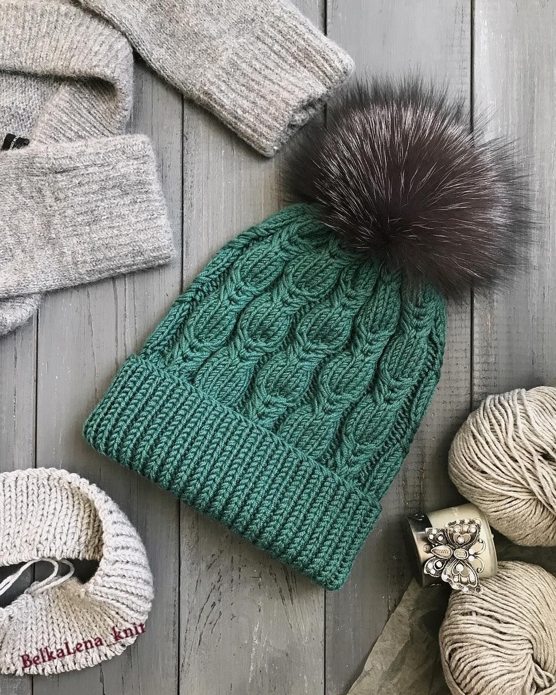 Вязаная шапка с косами