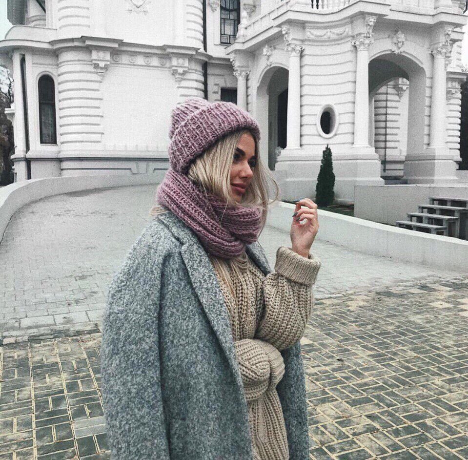 Девушка в шапке зимой