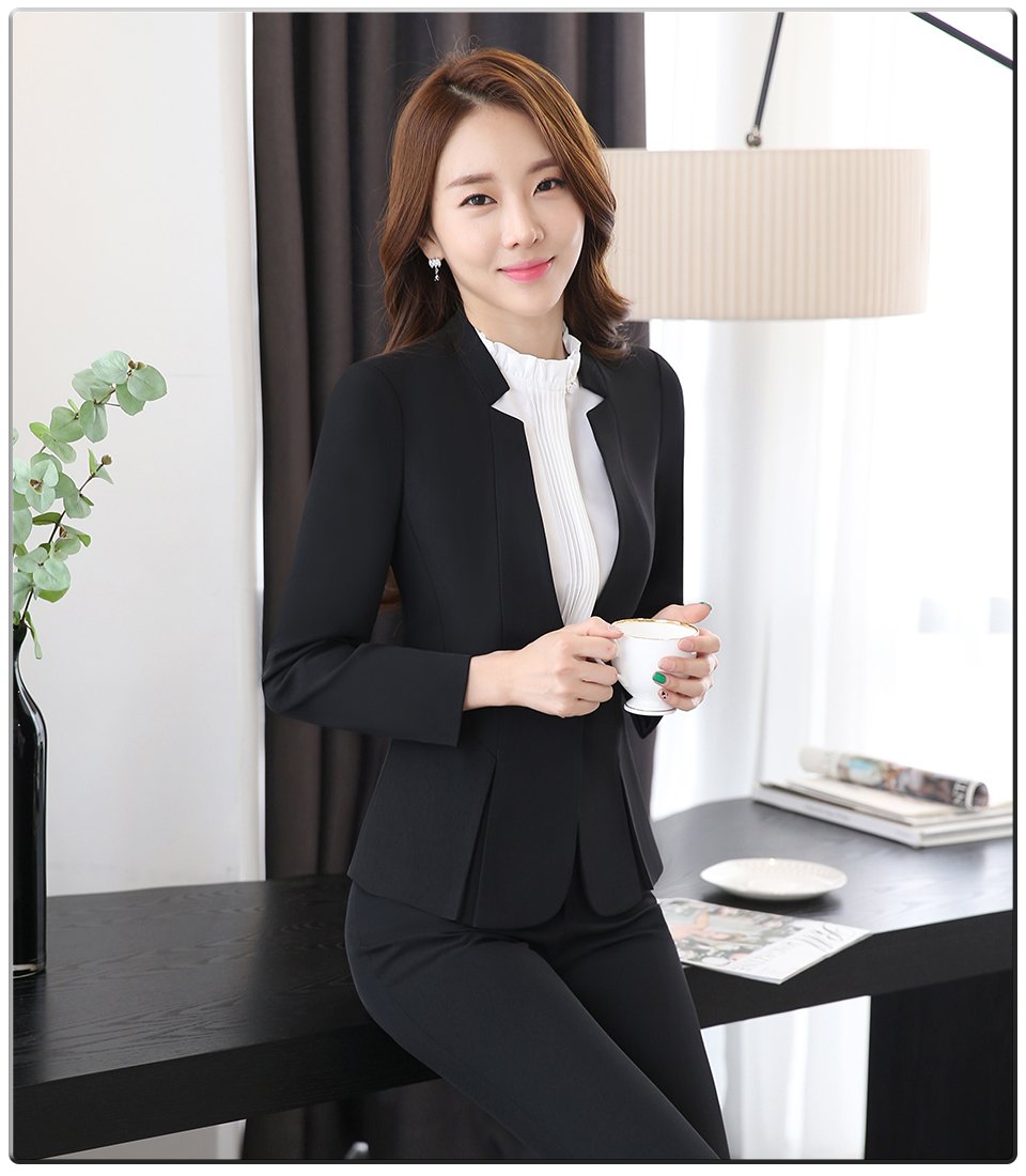 Японская девушка в деловом костюме