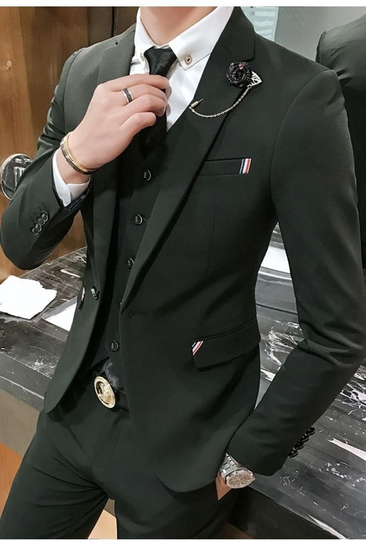 Парень в костюме