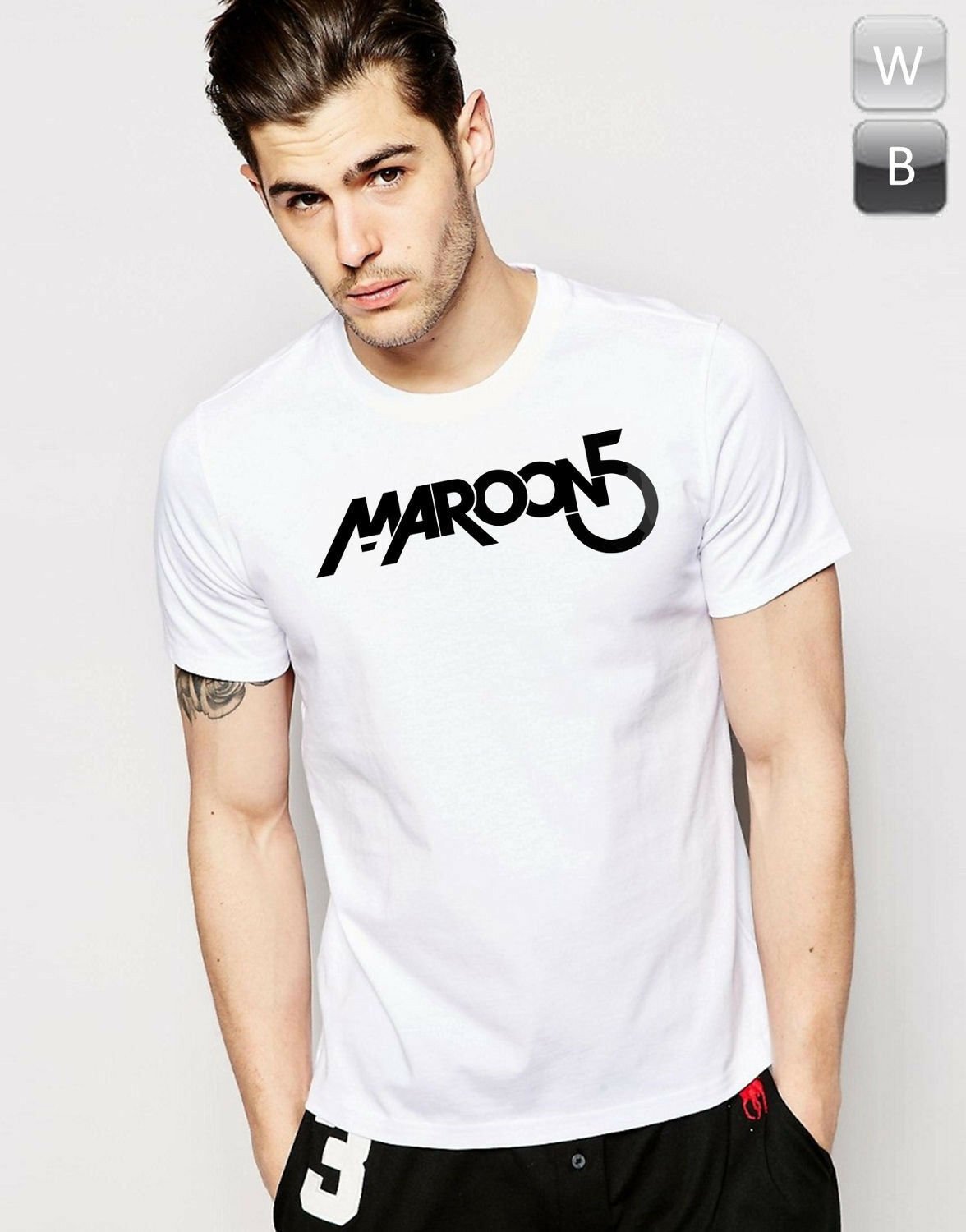 Парень в белой футболке