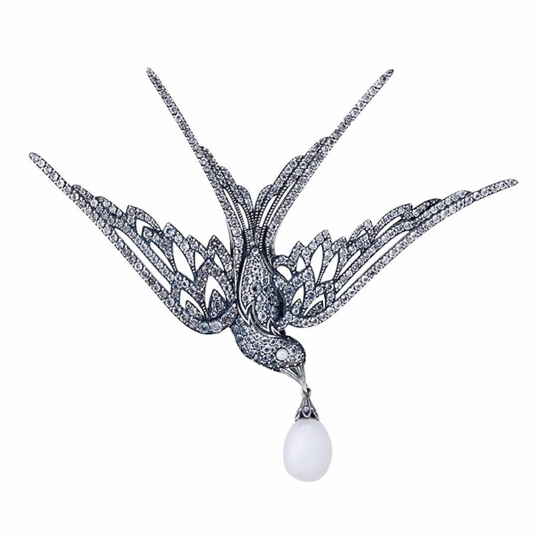 Брошь Ласточка с камнями