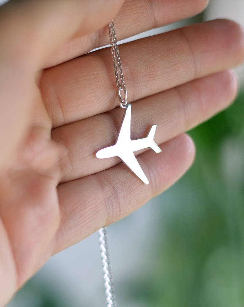 Брошь гладью