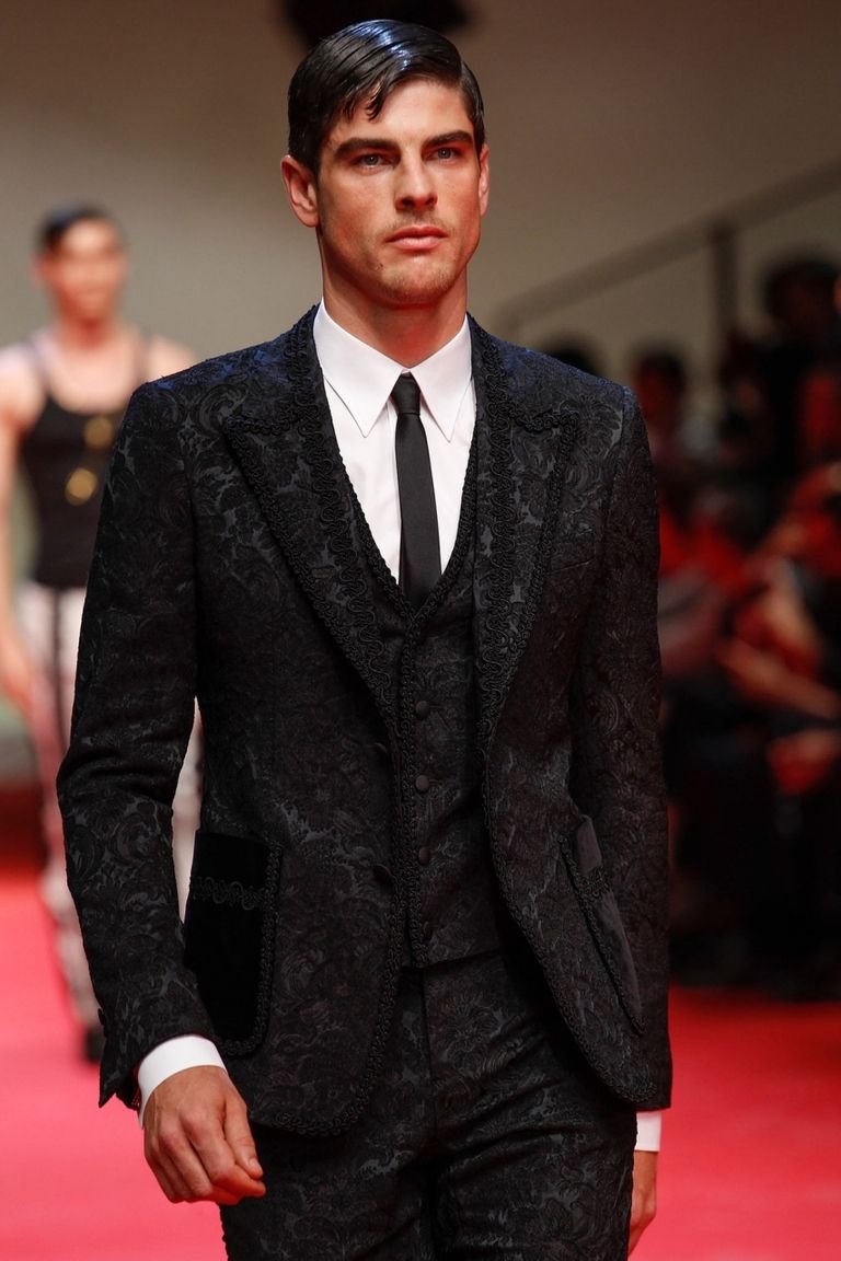 Черный костюм с водолазкой