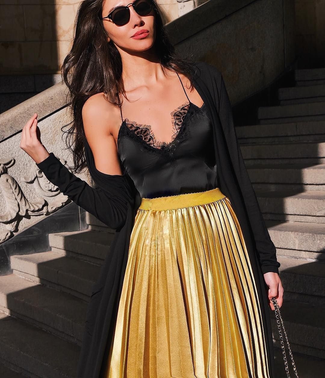 Черная плиссированная юбка образы