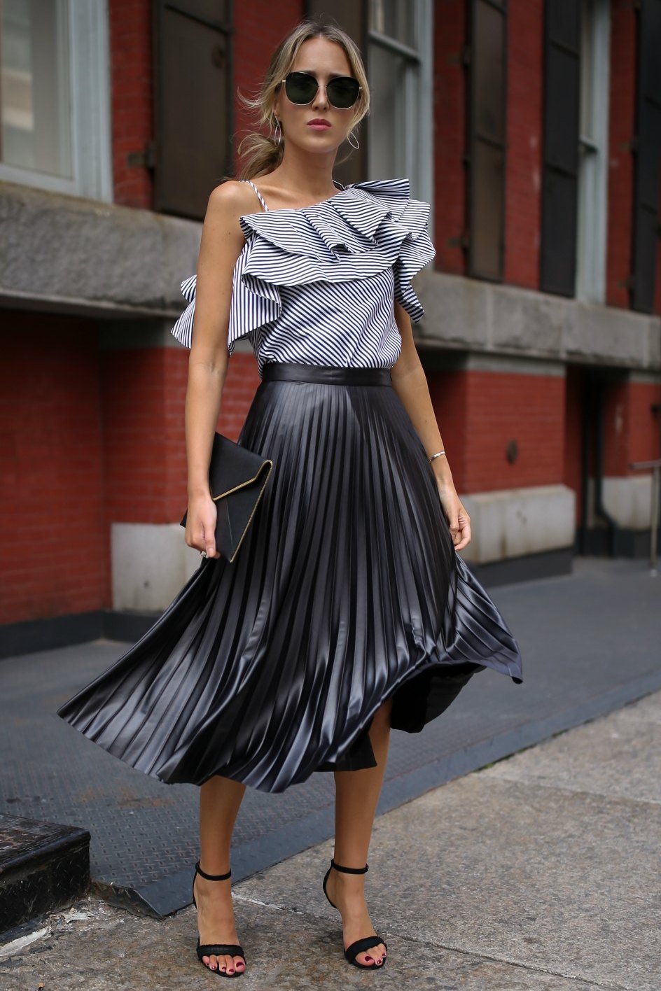 Золотистая атласная юбка