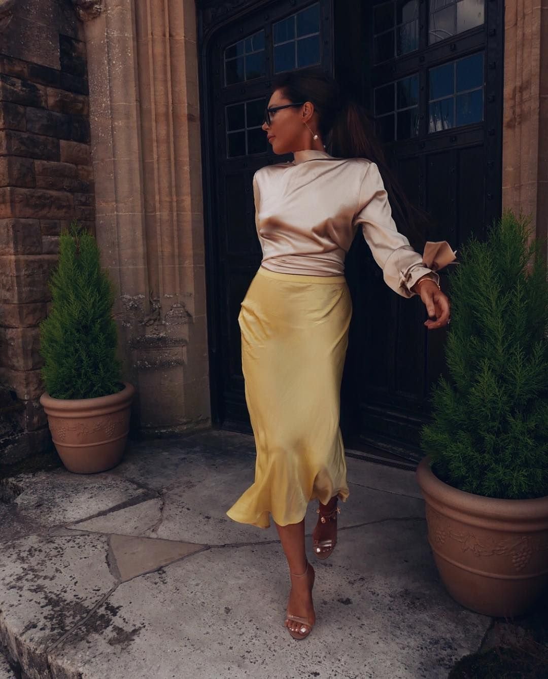 Образы с черной шелковой юбкой