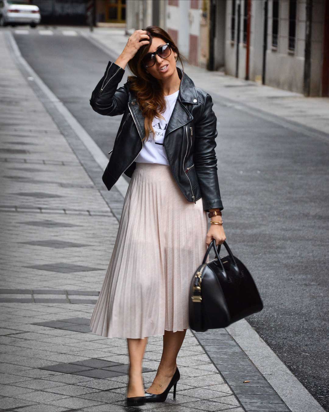 Плиссированной черная юбкой с топом