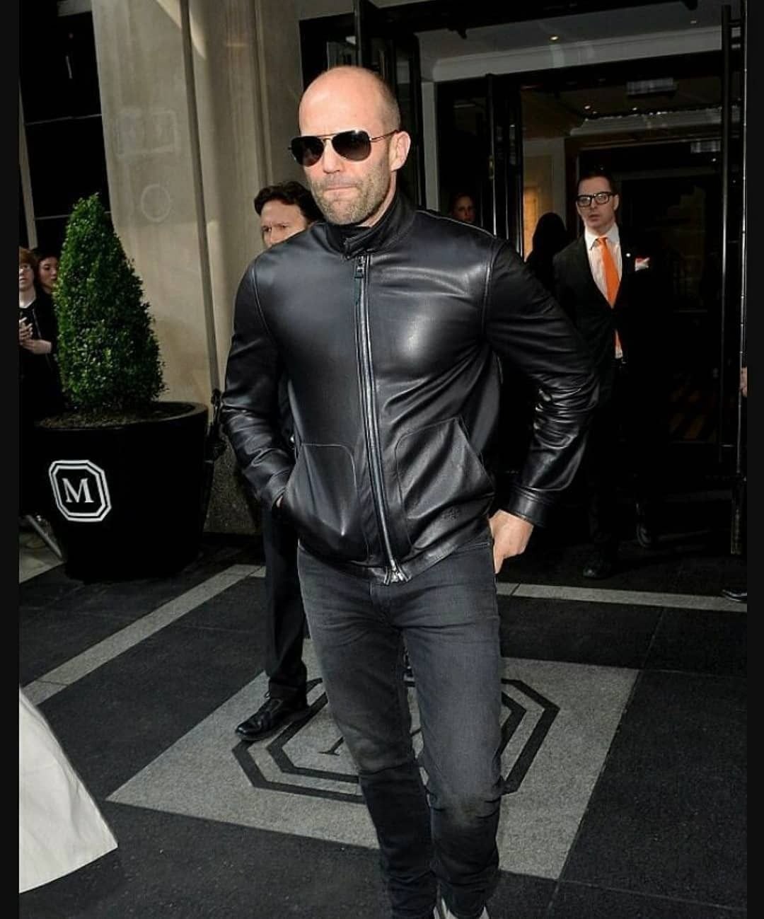 Джейсон Стэтхэм с девушкой в ресторане