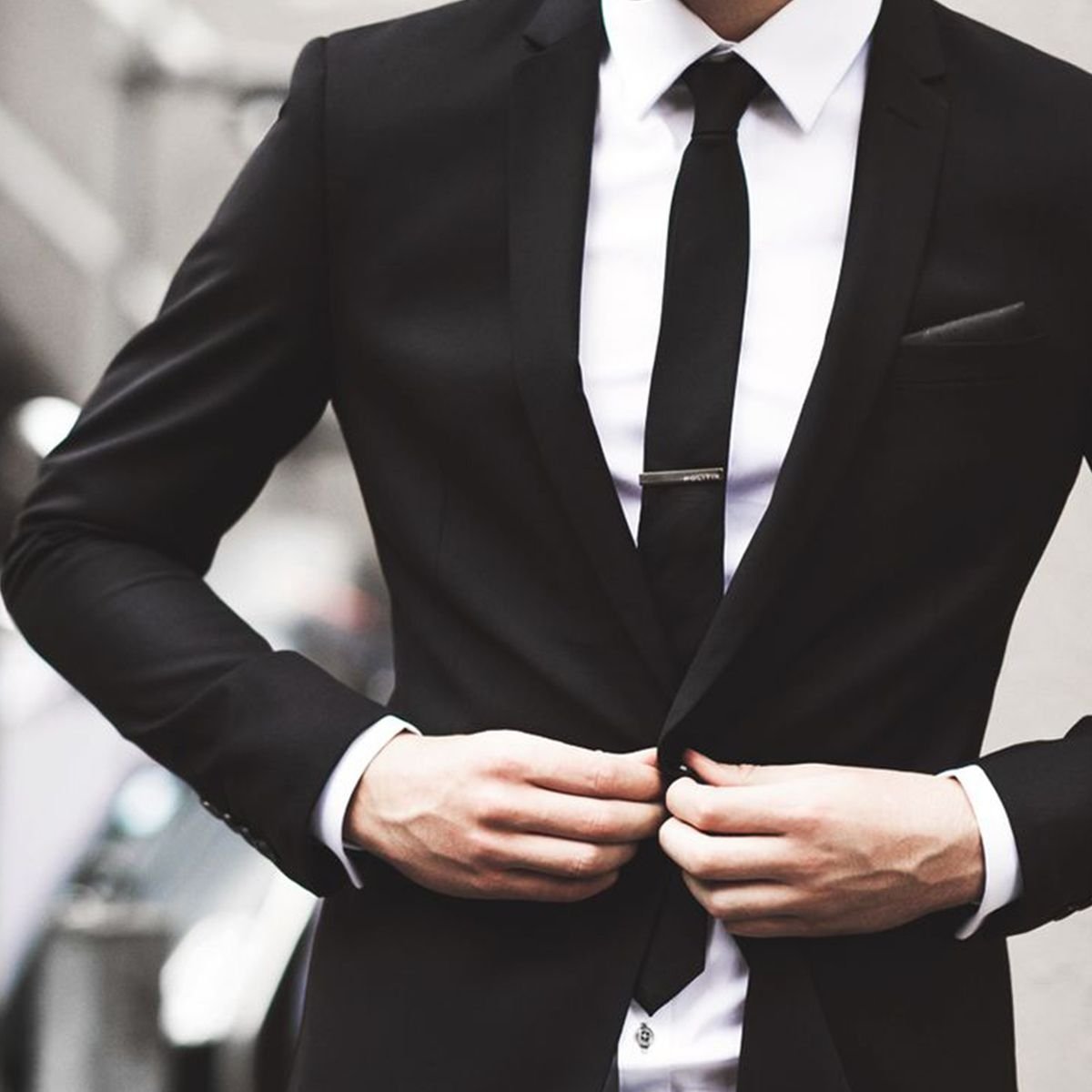 Парень в костюме