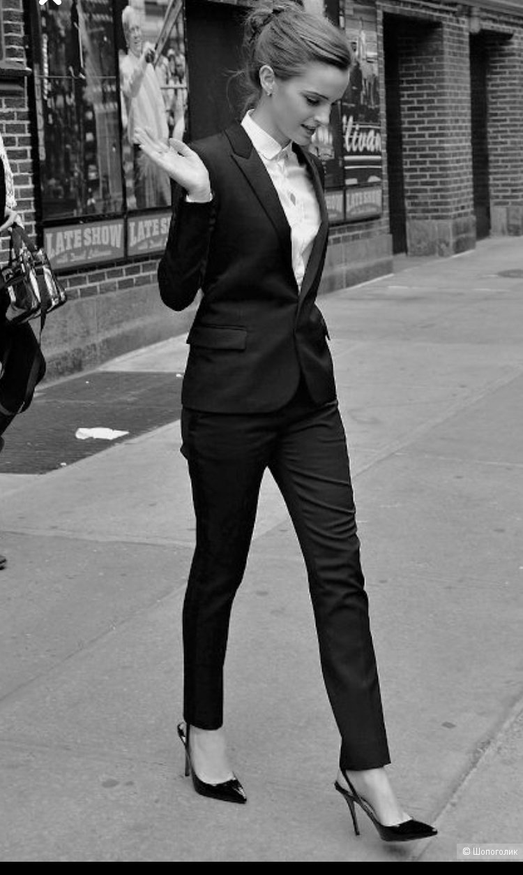 Эмма Уотсон в черном брючном костюме
