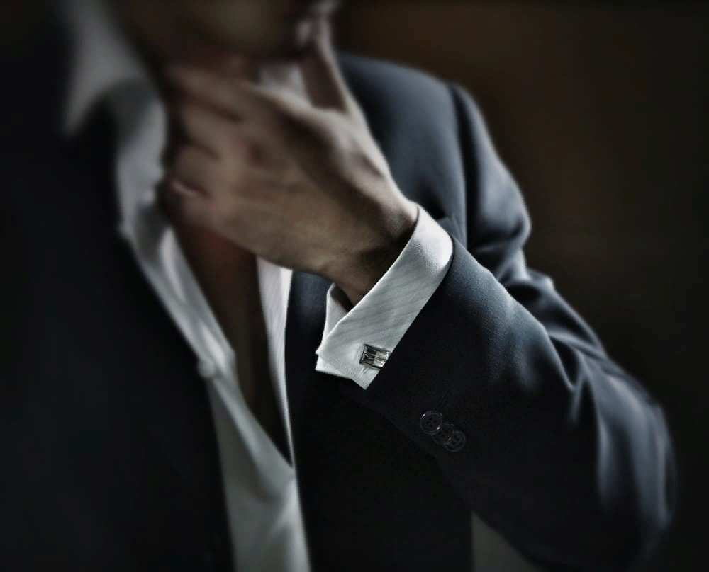 Мужчина в костюме со спины