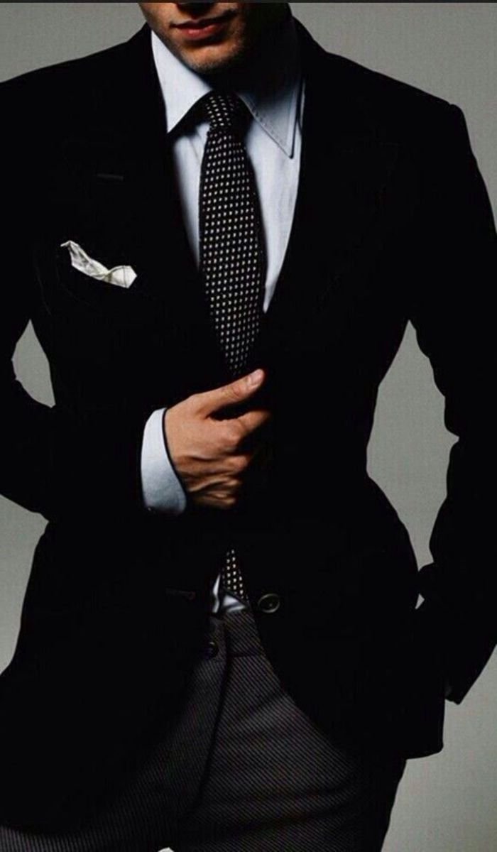 Парень в костюме