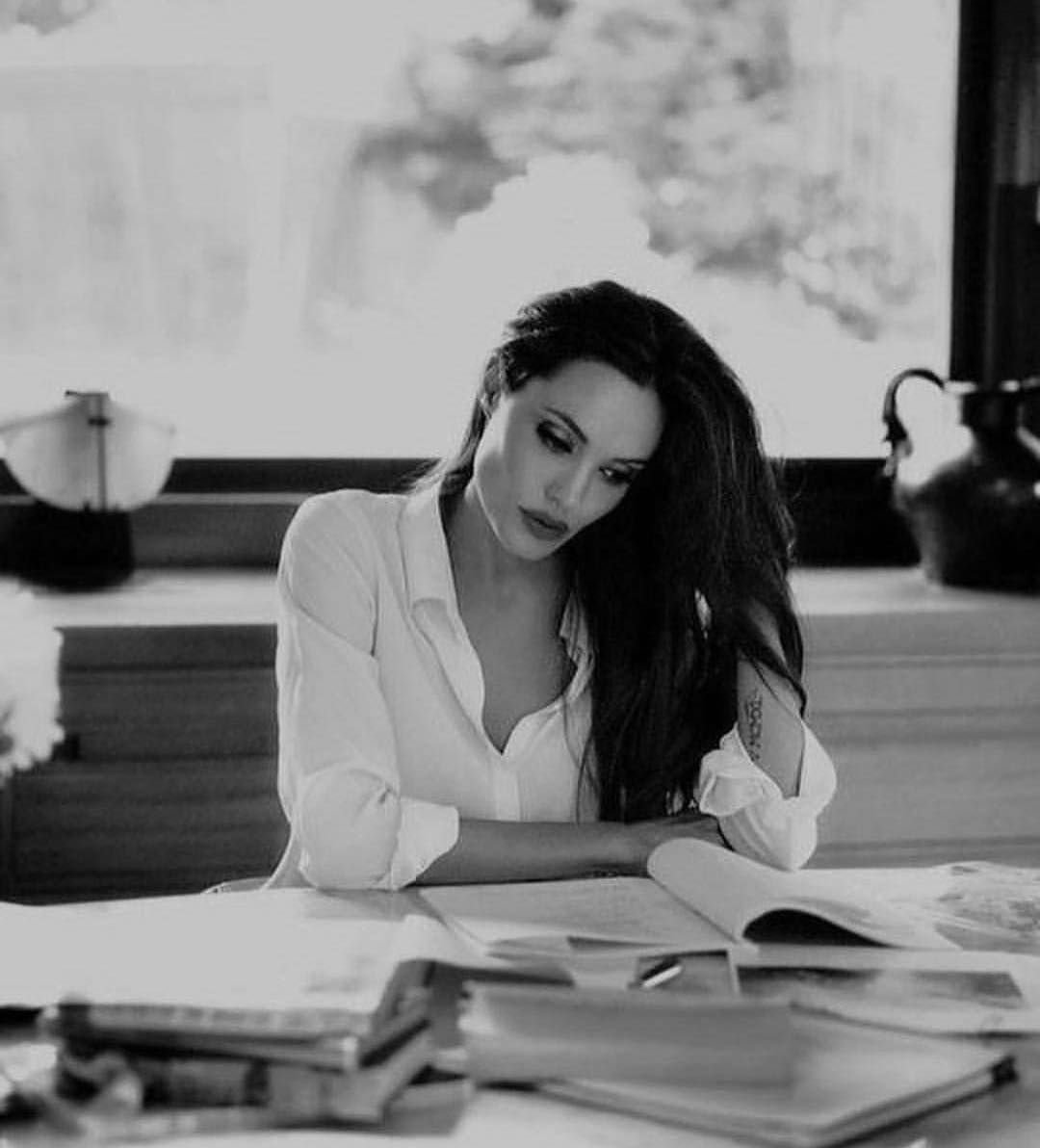 Анджелина Джоли в мужской рубашке