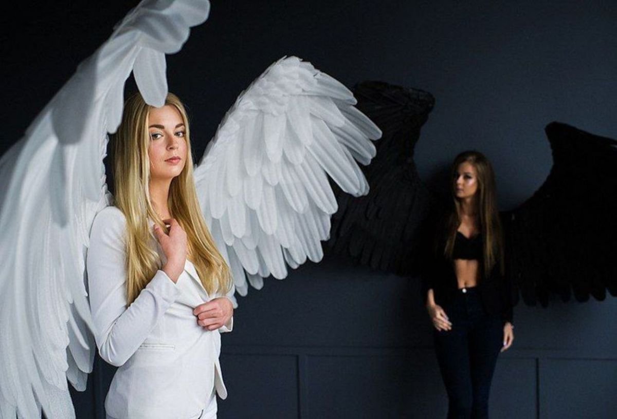 Фотосессия с крыльями в студии