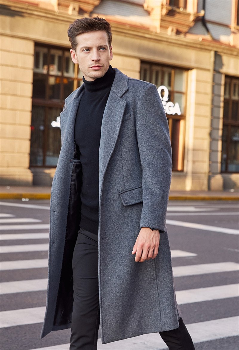 Мужчина в пальто и водолазке