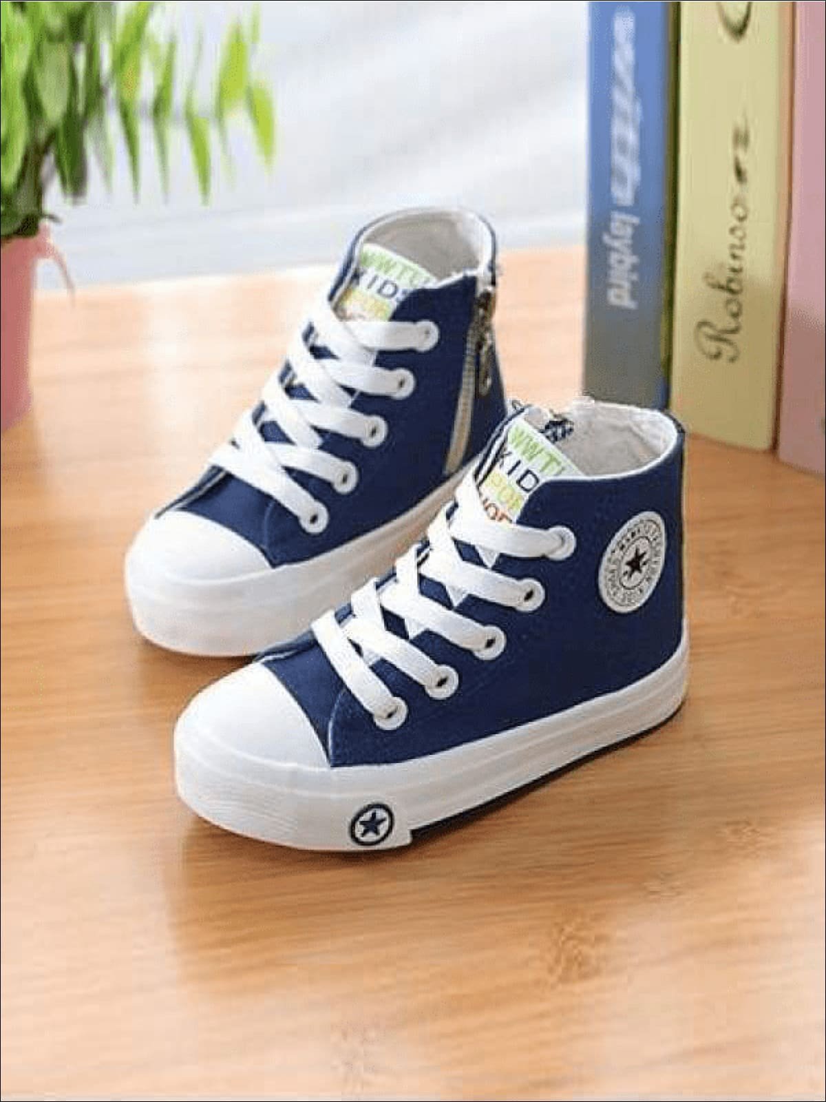 Девушка в кедах