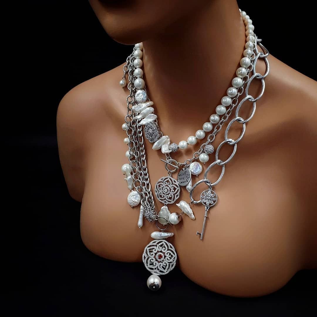 Украшения из жемчуга и цепей