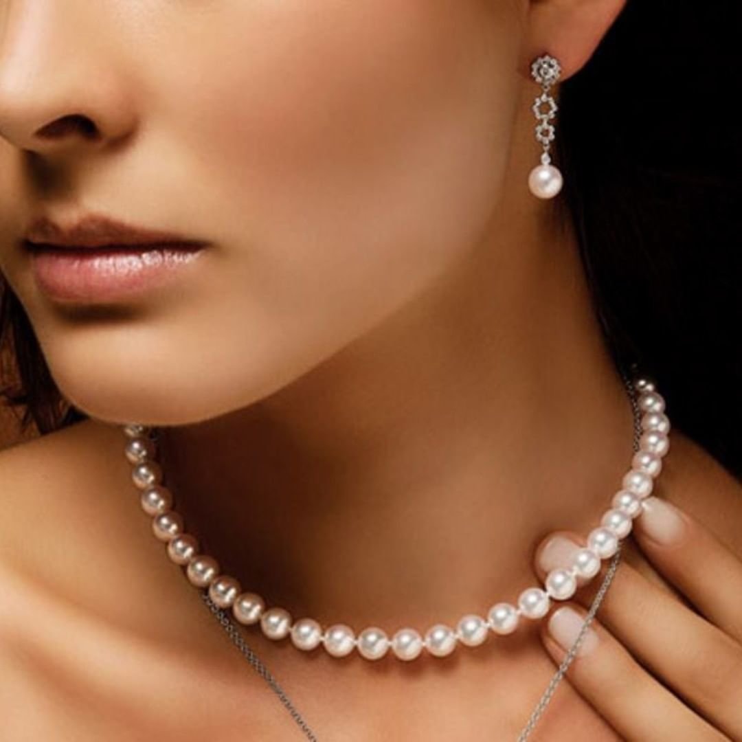 Нитка жемчуга на шее