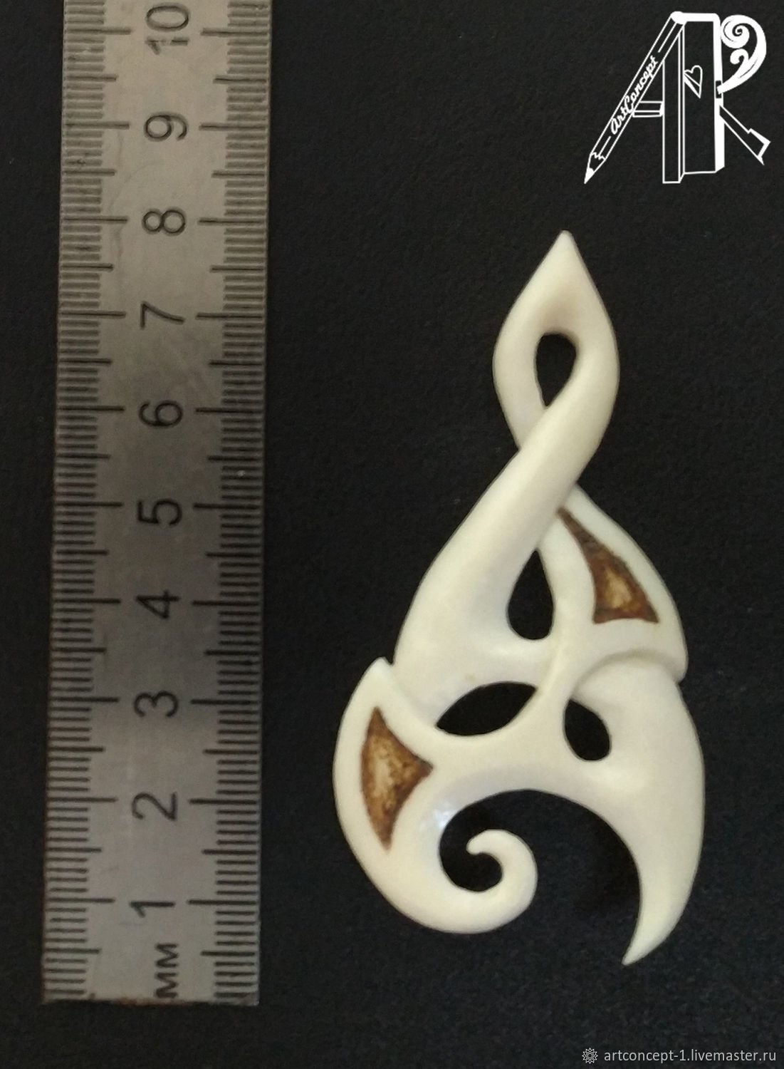 Кулон лошадь из дерева