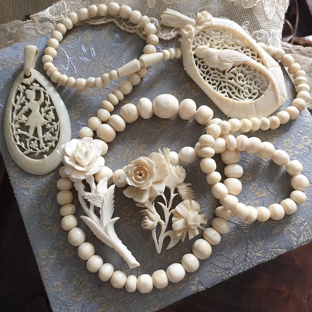 Топор кулон из кости