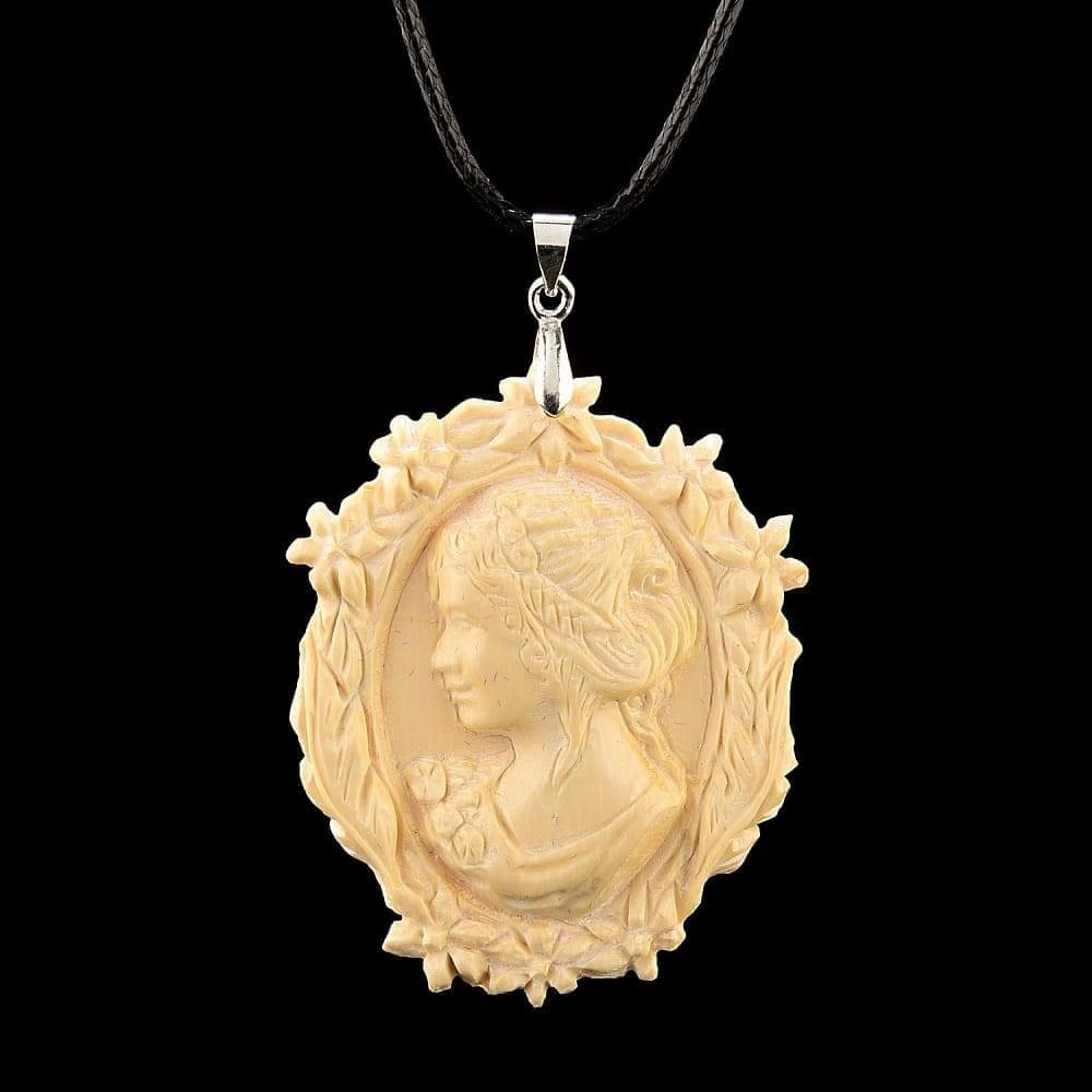 Кулон из кости полумесяц