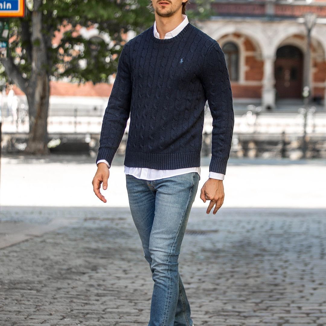 Мужской стиль с водолазкой и цепью