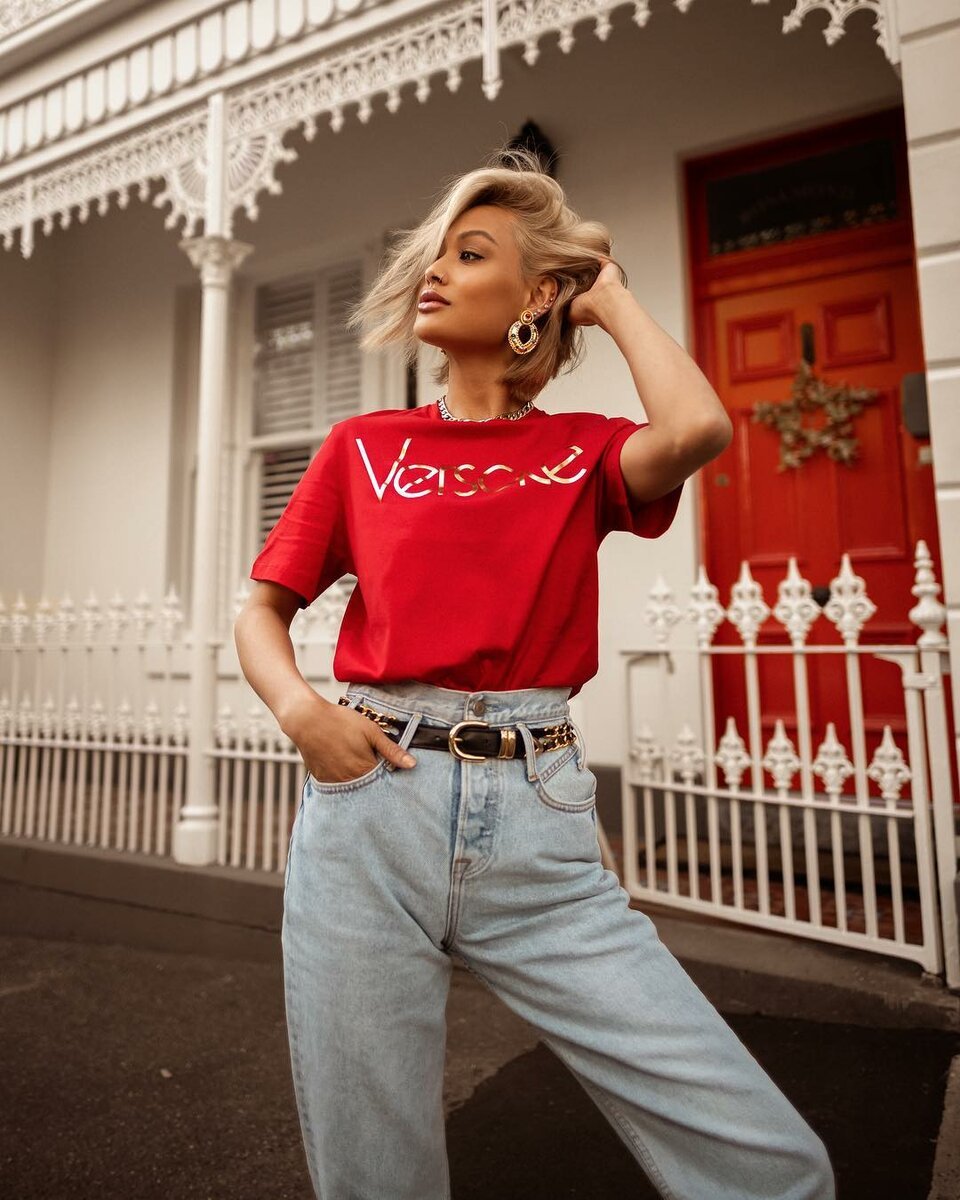 Красные брюки и белая блузка