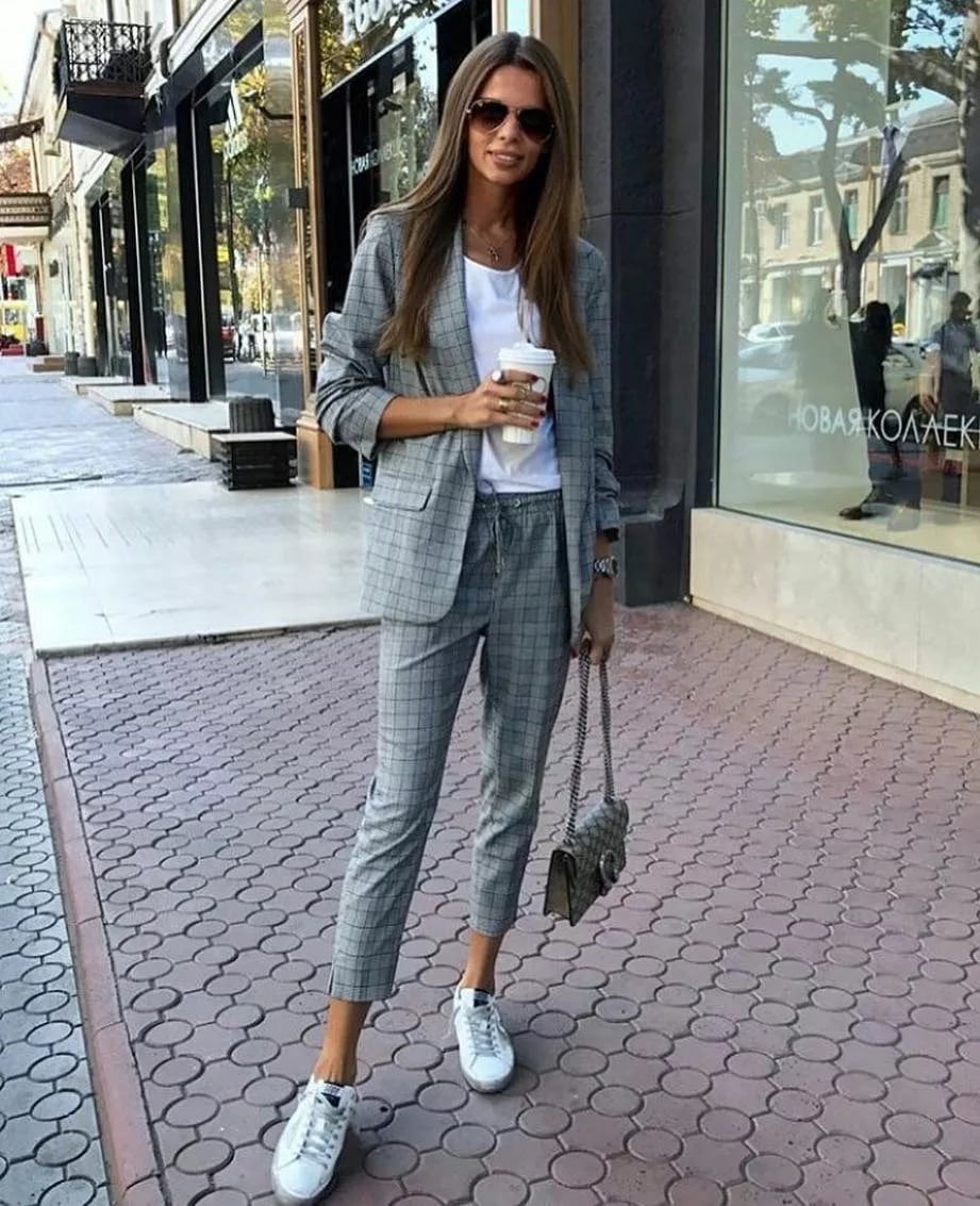 Девушка в брендовой одежде