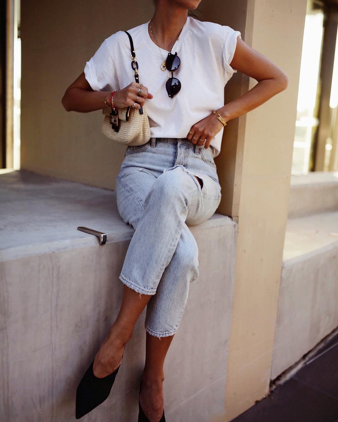 Белая футболка с джинсами