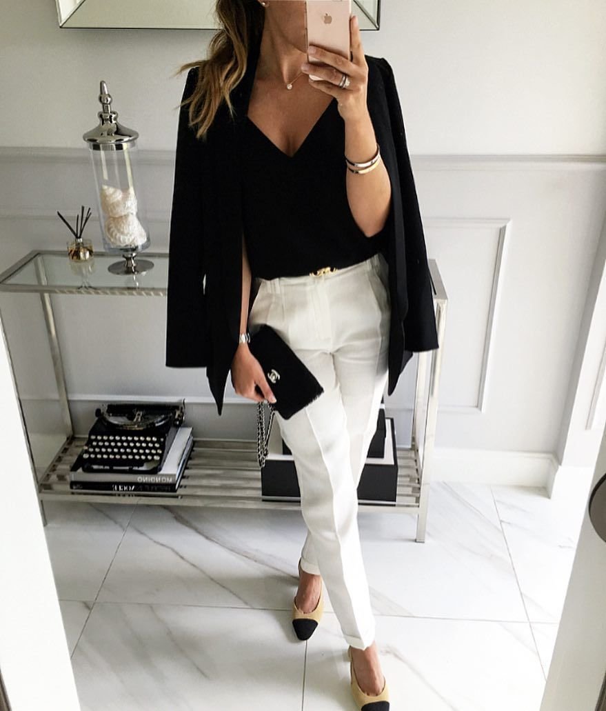 Брючный костюм с кроссовками