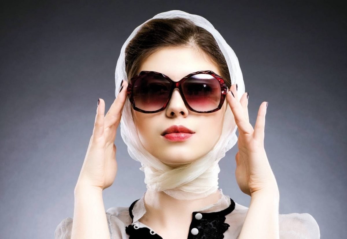 Дама в платке и очках