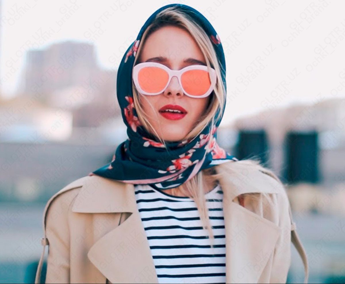 Девушка стильная в платке