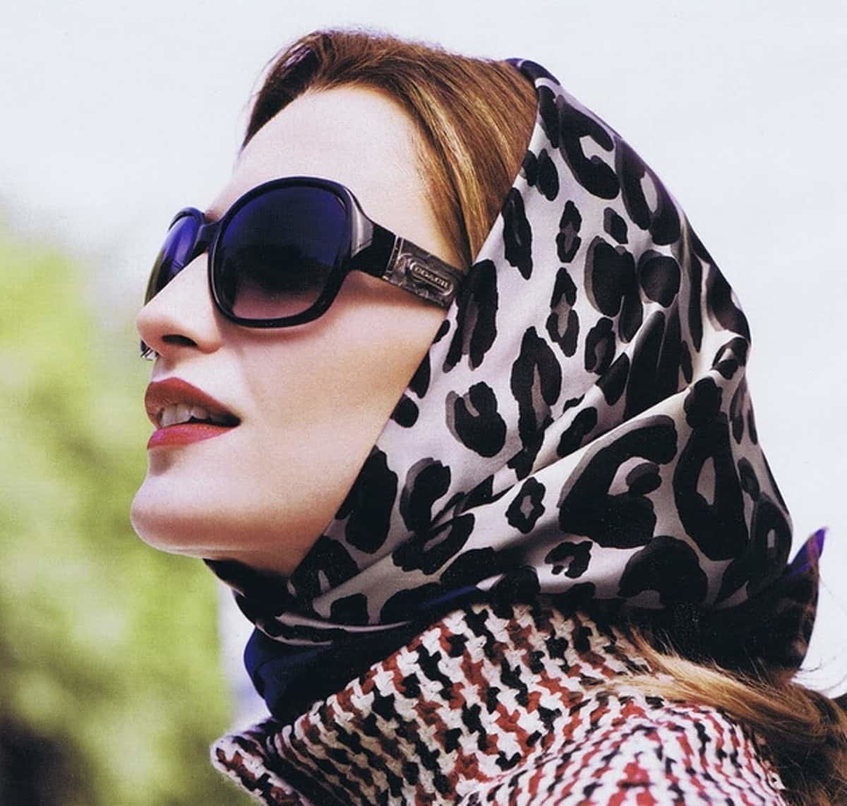 Женщина в платке и очках