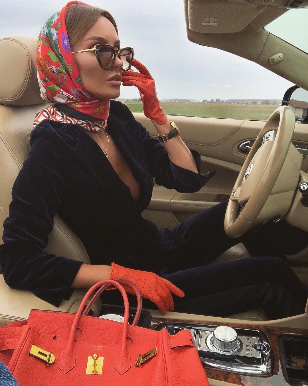 Виктория Фокс в платке Инстаграм