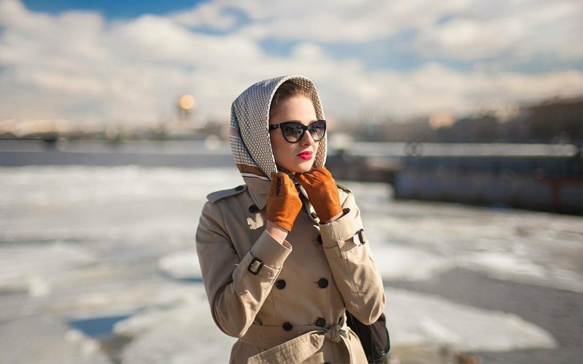 Девушка в платке и очках