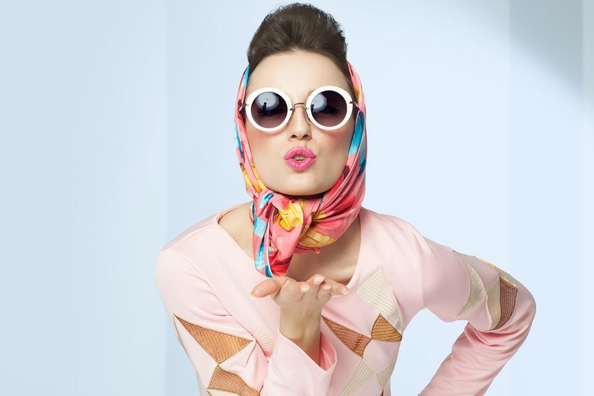 Женщина в платке и очках