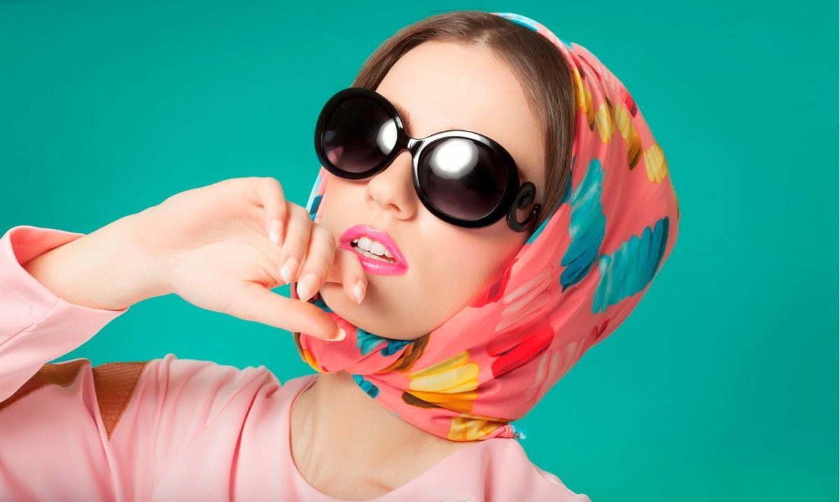 Солнцезащитные очки и платок