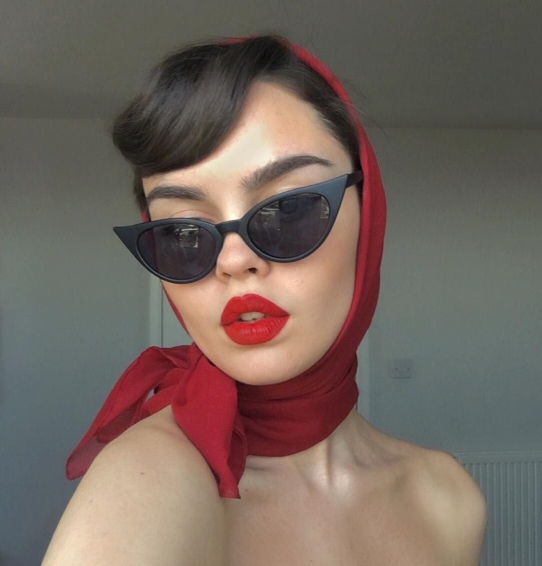 Девушка в платке и очках